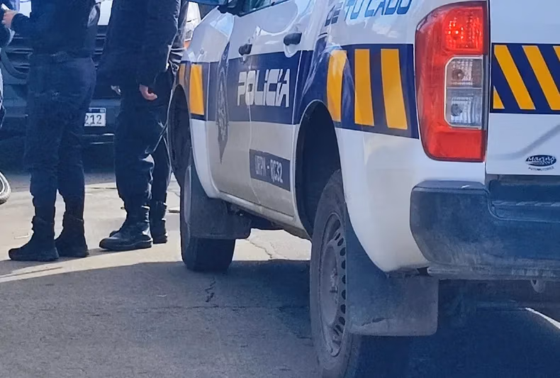 Agentes policiales trabajan en la escena del homicidio en Paso Carrasco tras el ataque a tiros