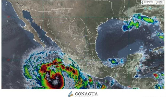 Huracán Priscilla en México: lluvias, granizo, vientos, oleaje y suspensión marítima temporal 2 Brigadas de Protección Civil orientan a vecinos en Manzanillo durante el huracán priscilla en méxico.