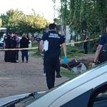 Crimen en Salto: un hombre murió tras un ataque armado en la vía pública 4 “Policía investiga asesinato en Salto tras tiroteo en barrio Quiroga”.