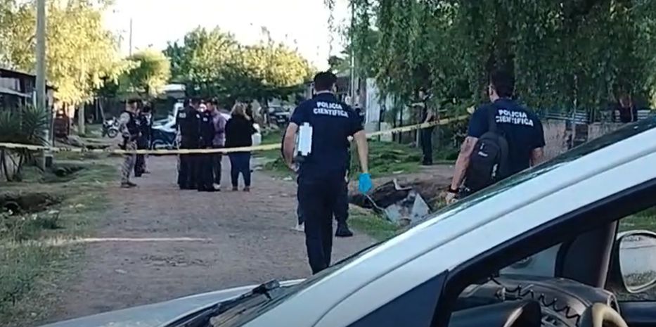 Crimen en Salto: un hombre murió tras un ataque armado en la vía pública 1 “Policía investiga asesinato en Salto tras tiroteo en barrio Quiroga”.