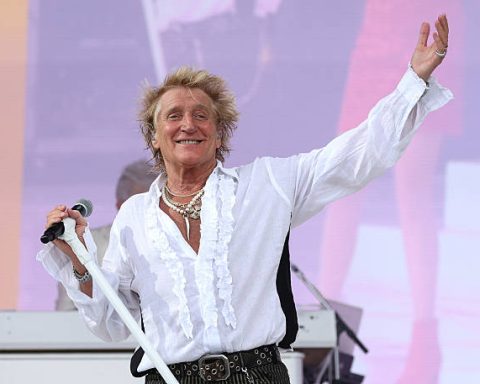 罗德·斯图尔特 (Rod Stewart) 在布宜诺斯艾利斯演唱会前在巴勒莫享用阿根廷烧烤。