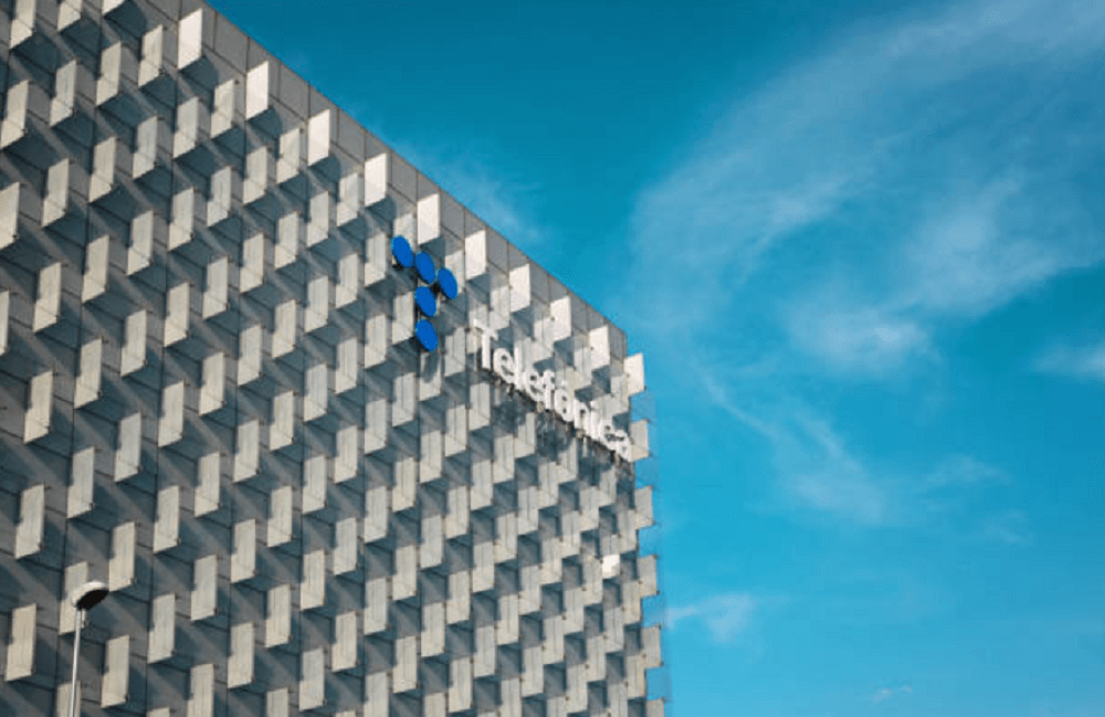 Telefónica cierra operativa en Uruguay: fachada de Movistar en Montevideo