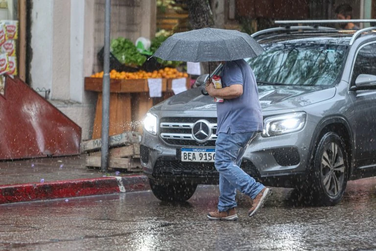 Mapa meteorológico de Uruguay con zonas en alerta amarilla por tormentas y lluvias intensas.