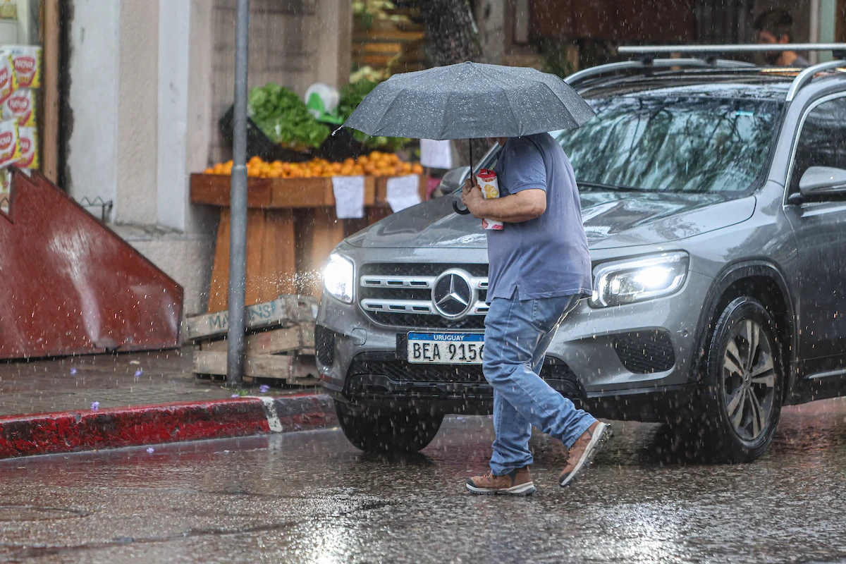 Mapa meteorológico de Uruguay con zonas en alerta amarilla por tormentas y lluvias intensas.