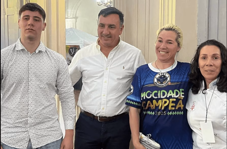 Carlos Albisu durante su visita al evento Salto Cocina 2025, apoyando la gastronomía, el turismo y el desarrollo local en el departamento de Salto.