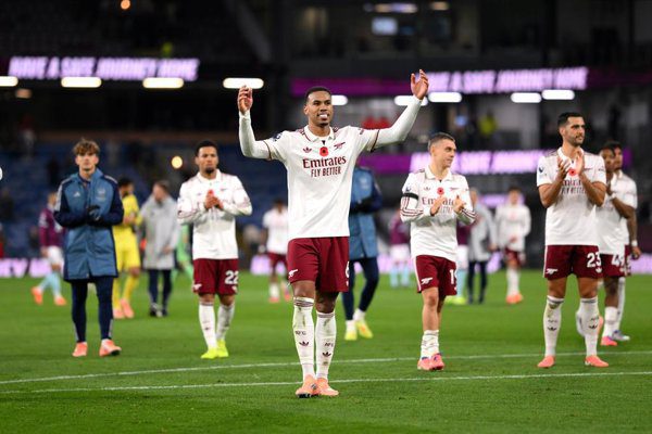 El líder Arsenal se mantiene fuerte y el Liverpool pone fin a la crisis