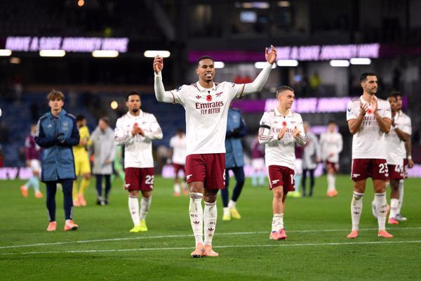 el lider arsenal se mantiene fuerte y el liverpool pone.jpg El líder Arsenal se mantiene fuerte y el Liverpool pone fin a la crisis