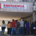 Solo una hora de espera", afirmó la directora. Pacientes narran otra realidad.