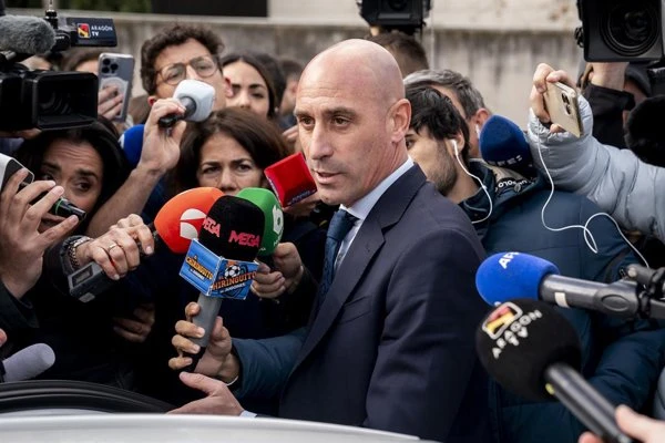 Luis Rubiales durante entrevista televisiva defendiendo su testimonio sobre el caso Hermoso