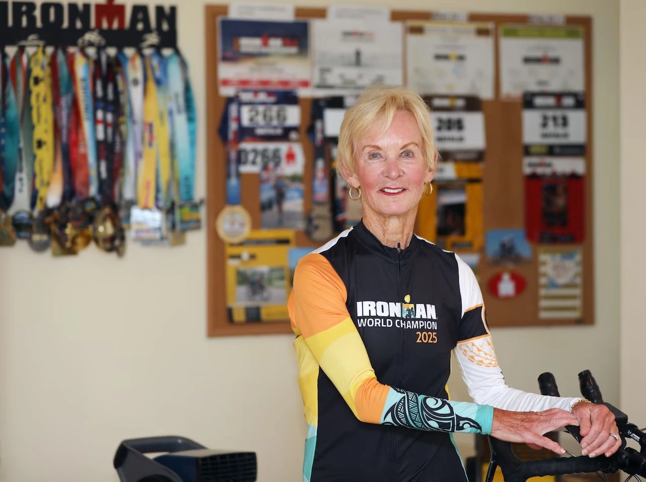 Natalie Grabow, de 80 años, rompió récord en Ironman Hawái y se consagró como atleta longeva. Natalie Grabow rompió récord en Ironman Hawái a los 80 años