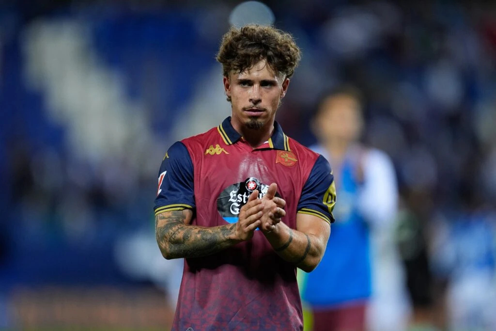 Jugadores del Racing y Las Palmas durante el intenso partido Racing Deportivo Las Palmas en Segunda División