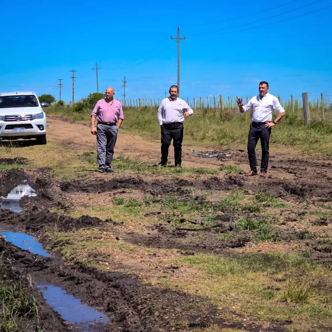 Carlos Albisu recorre caminos rurales de Salto antes de declarar la emergencia vial.