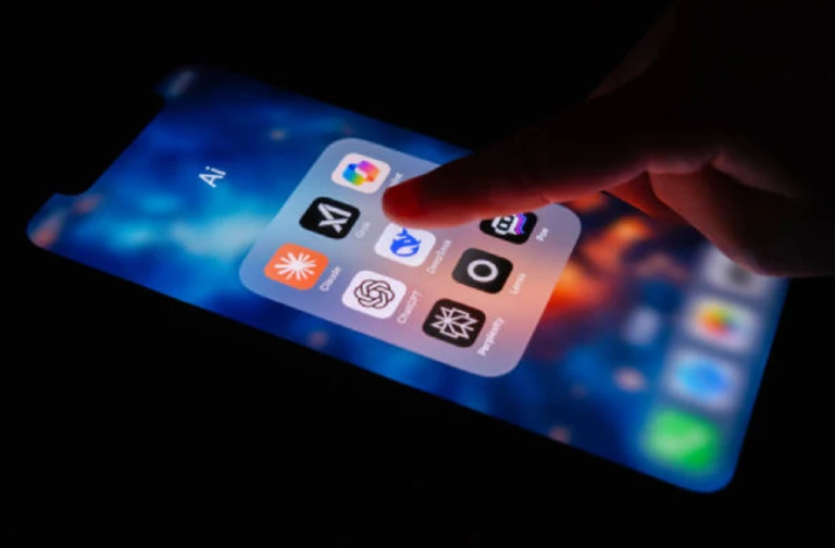 Google Fotos IA permite editar imágenes con descripciones naturales y comandos de voz.