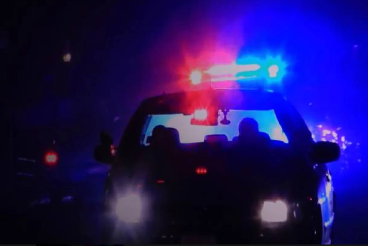 Asesinaron a un hombre a balazos y personal de Homicidios relevó evidencia. Asesinaron a un hombre a balazos y vecinos observan operativo policial