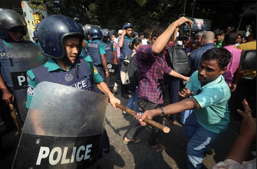 Bangladesh condena a muerte a Hasina tras represión estudiantil sangrienta 4 Estudiantes celebran condena a muerte de Sheikh Hasina en tribunal de Dhaka