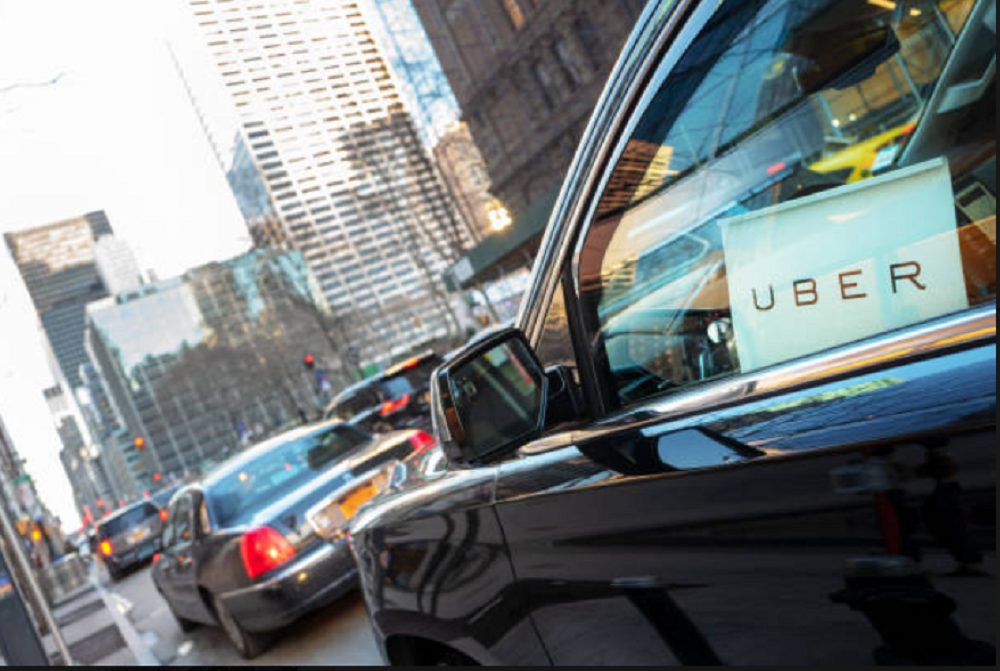 Conductores denuncian estafa en Uber y Cabify con permisos falsos y engaños 4 Conductor de aplicación circulando por Montevideo en medio de denuncias por taxis truchos