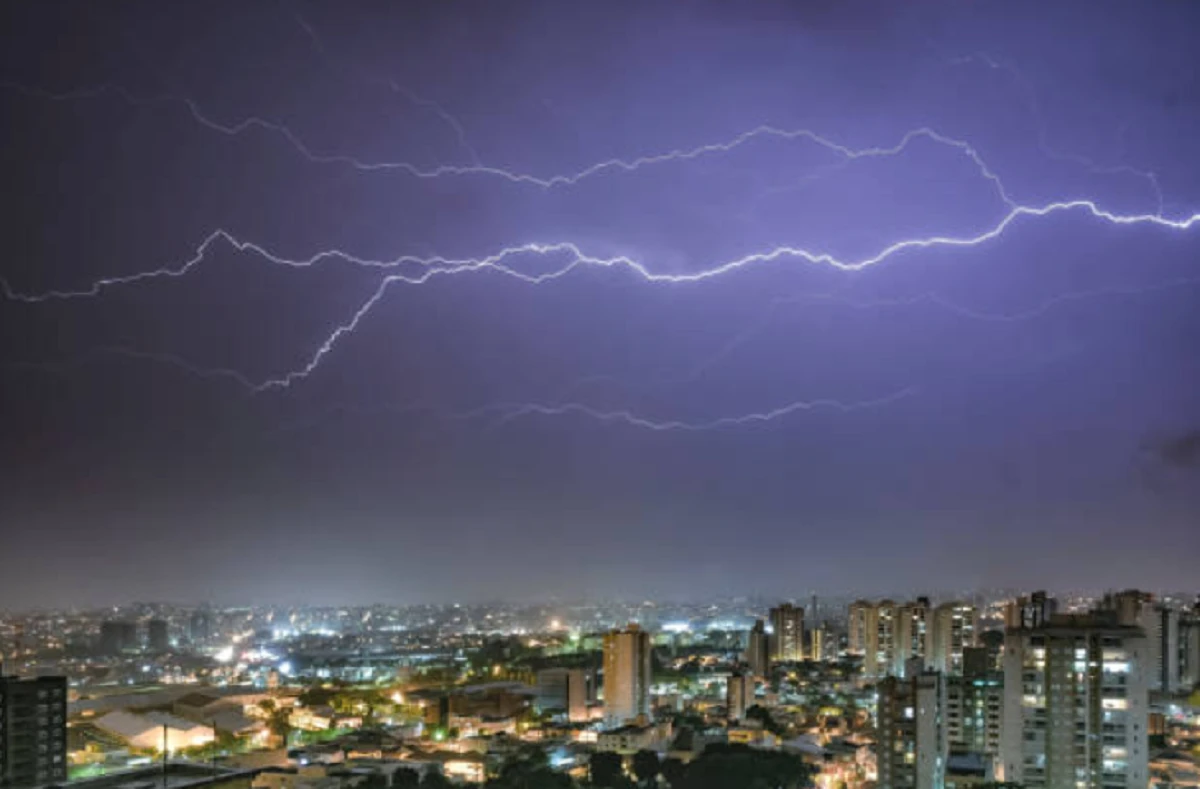 Mapa de Uruguay con departamentos afectados por la alerta naranja Inumet por tormentas severas.