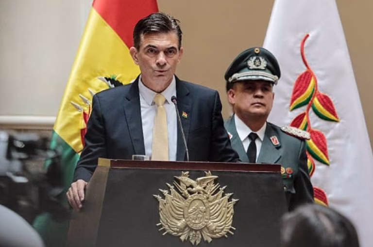 Autoridades presentan la donación de medicamentos VIH Bolivia durante un acto oficial en La Paz.