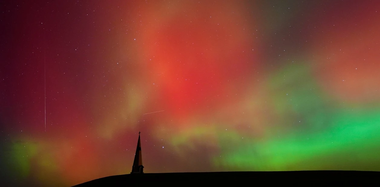 auroras boreales iluminan el cielo de estados unidos tras tormenta solar