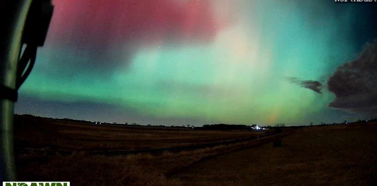 luces del norte visibles desde kansas hasta iowa en una noche histórica