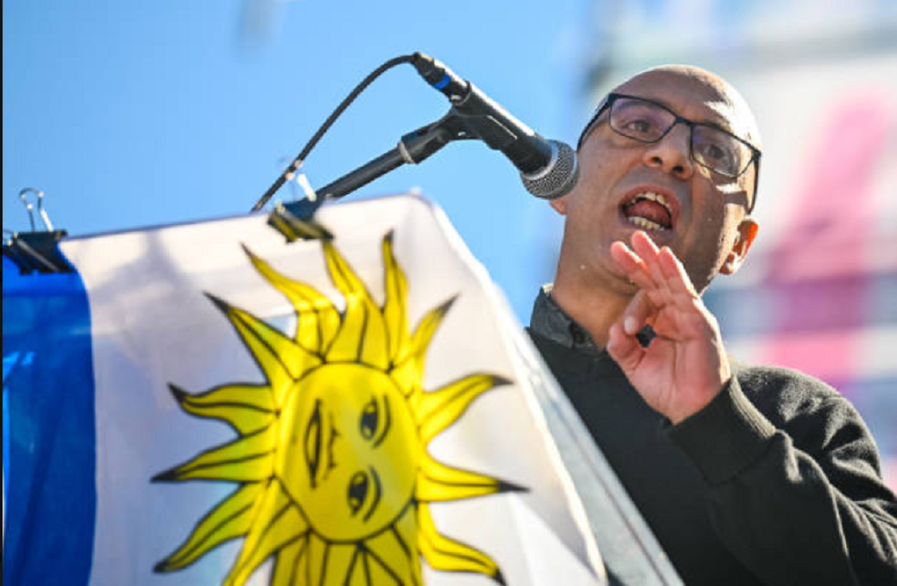 Fachada del Ministerio de Economía y Finanzas de Uruguay, centro del debate sobre la carga tributaria y el gasto público.