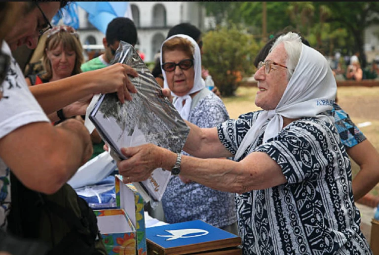 Macarena Gelman junto a Yamandú Orsi durante la presentación del Nodo Uruguay de Abuelas de Plaza de Mayo.