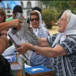 Macarena Gelman junto a Yamandú Orsi durante la presentación del Nodo Uruguay de Abuelas de Plaza de Mayo.