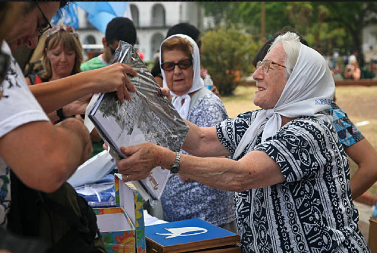 Macarena Gelman junto a Yamandú Orsi durante la presentación del Nodo Uruguay de Abuelas de Plaza de Mayo.