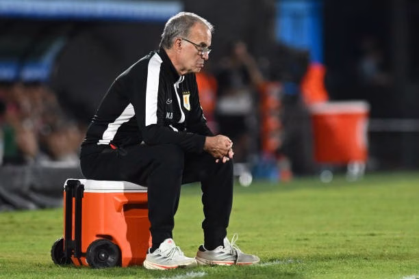 Dura noticia para Uruguay: Marcelo Bielsa analiza la baja de Kevin Amaro.