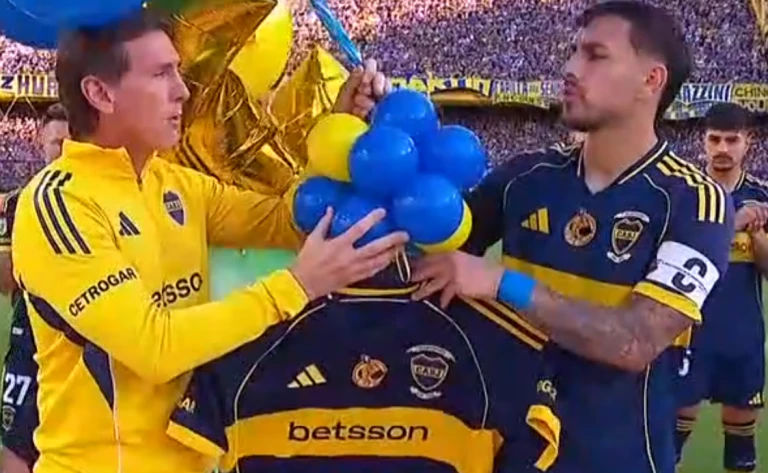 La camiseta homenaje a Miguel Ángel Russo apareció en Soriano, Uruguay, luego de su lanzamiento en La Bombonera. Camiseta homenaje a Miguel Ángel Russo hallada en un campo de Soriano, Uruguay tras el homenaje en La Bombonera.