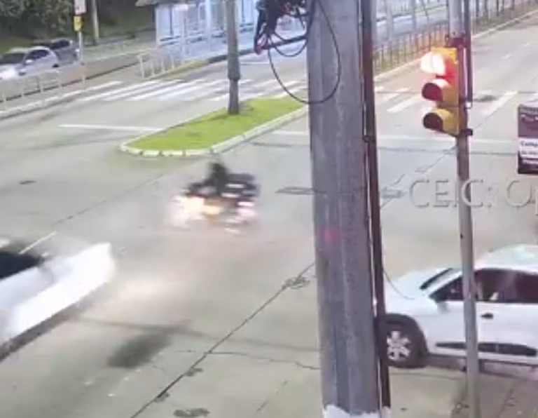 Cámaras de seguridad captaron el momento del impacto mortal en Porto Alegre.