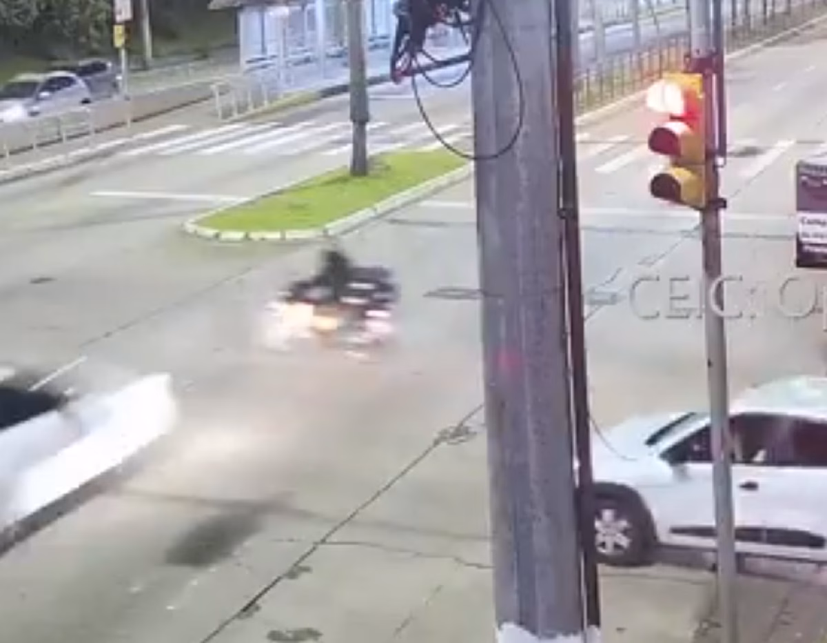 El motociclista murió tras ser embestido por un auto que cruzó en rojo en Porto Alegre. Cámaras de seguridad captaron el momento del impacto mortal en Porto Alegre.