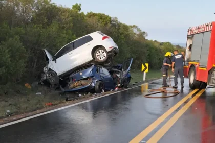 Dos jóvenes de 18 años mueren tras brutal choque frontal en Maldonado