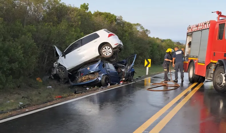 Dos jóvenes de 18 años mueren tras brutal choque frontal en Maldonado