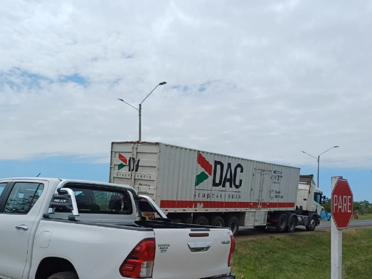 Camión interceptado por Aduanas durante operativo por contrabando de cigarrillos en Salto.