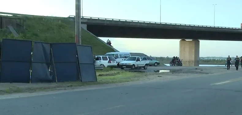 La moto se desvió hacia la vereda y chocó contra una columna en Ruta 1 vieja. Siniestro fatal en Santiago Vázquez deja dos hermanos muertos en moto