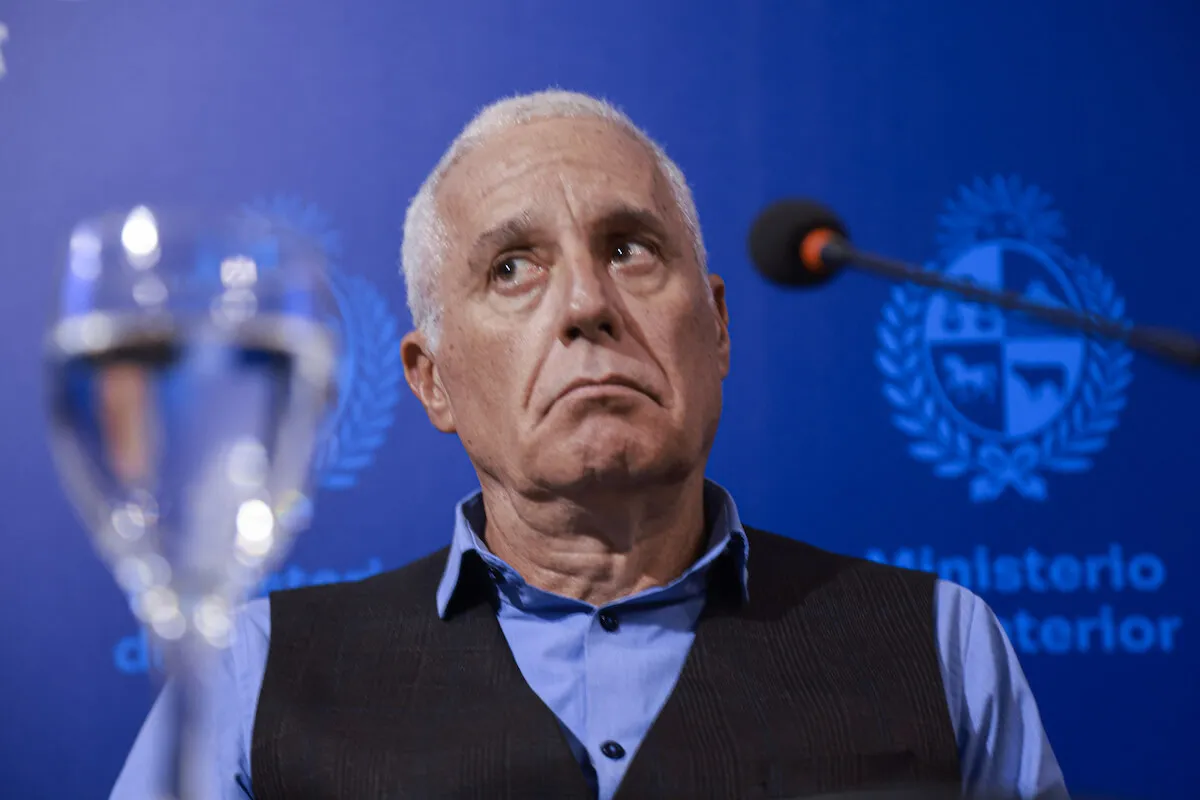 Ministro Carlos Negro junto a Yamandú Orsi en presentación de seguridad