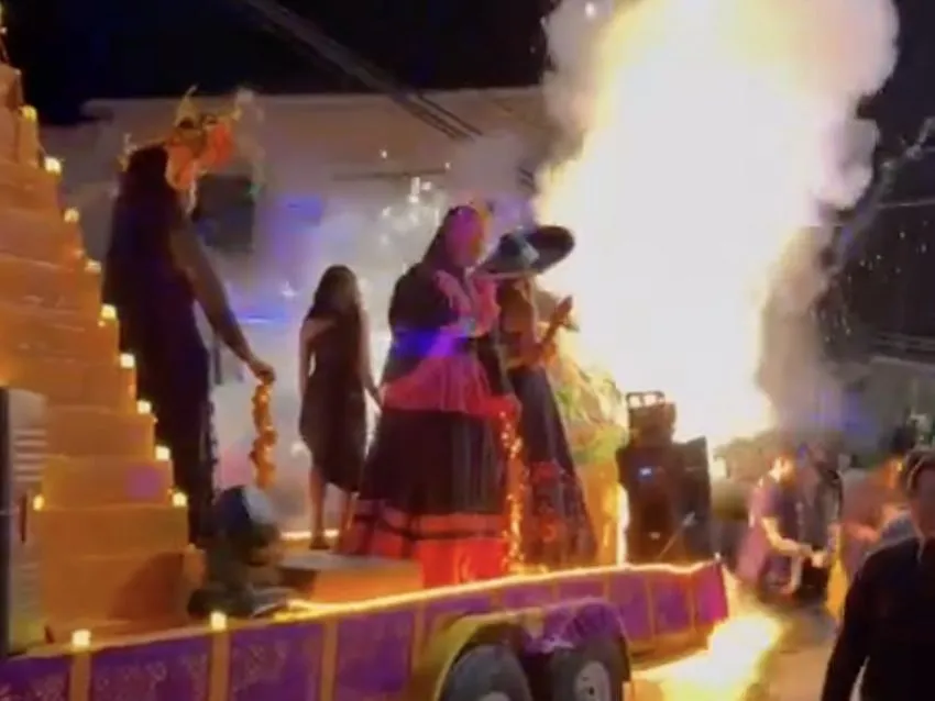 Explosión en Mazatepec: carro alegórico estalla durante el desfile de Día de Muertos y causa pánico entre los asistentes.