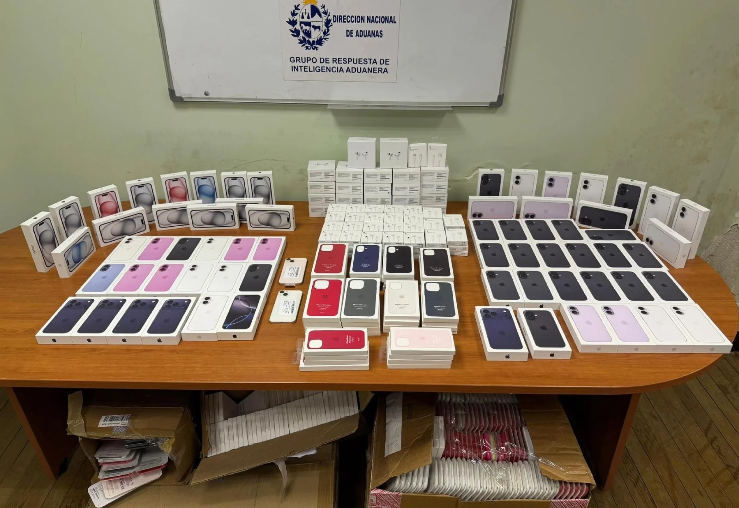 iPhone ilegales incautados por Aduanas durante allanamientos en tiendas de Montevideo
