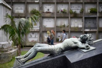 El epitafio de Figueroa en el Cementerio de Salto emociona a turistas y locales