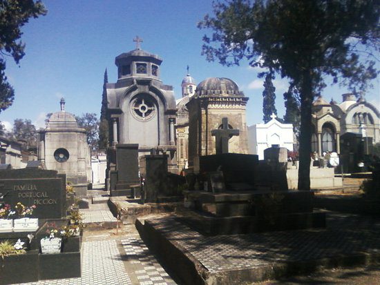 El epitafio de Figueroa en el Cementerio de Salto emociona a turistas y locales El epitafio de Figueroa en el Cementerio de Salto emociona a turistas y locales