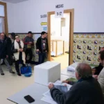 elecciones en Chile 2025 con votantes esperando en largas filas en un clima de tensión política
