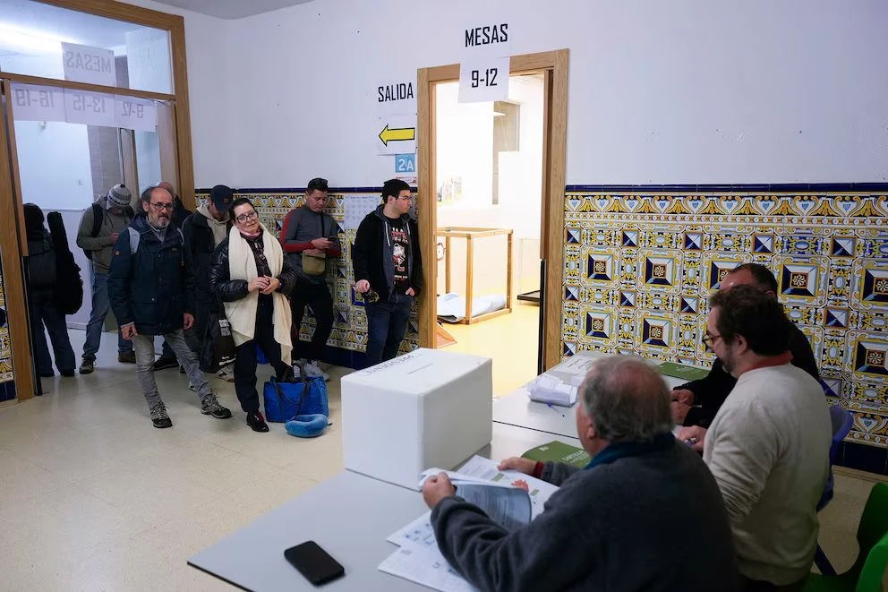 Escena de las elecciones en Chile 2025, con electores formando extensas filas en una jornada marcada por la polarización y el voto obligatorio. elecciones en Chile 2025 con votantes esperando en largas filas en un clima de tensión política