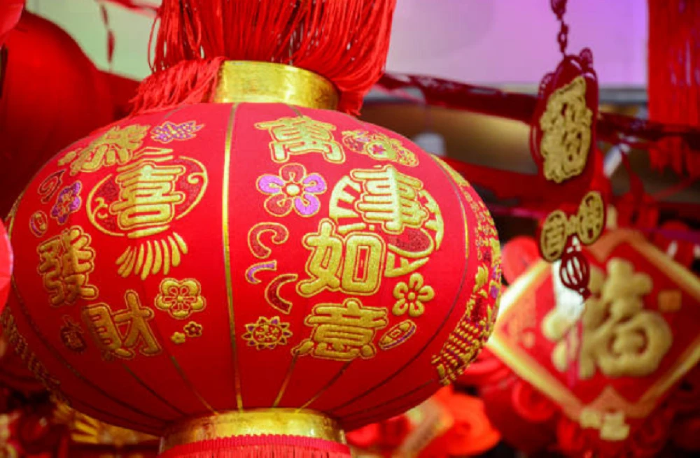 Horóscopo chino de hoy 14 de noviembre mostrando energía del Cerdo de Fuego Yin