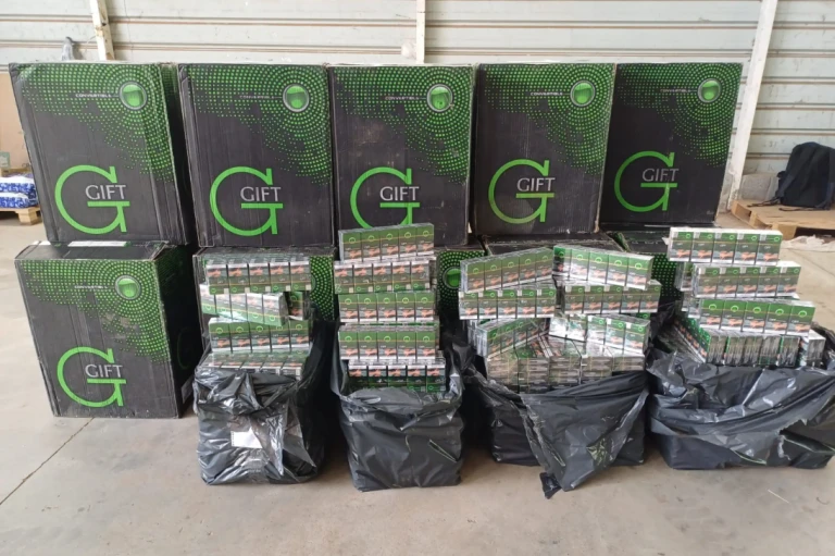 Funcionarios revisan carga sospechosa tras operativo por contrabando de cigarrillos en Salto.