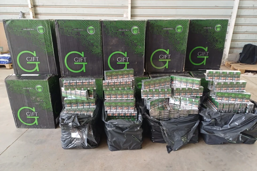 Funcionarios revisan carga sospechosa tras operativo por contrabando de cigarrillos en Salto.