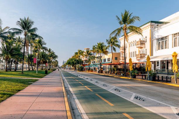 Vista aérea de Reston, Virginia, bajo un cielo despejado, con clima templado y vientos del oeste anunciados para el lunes 3 de noviembre.