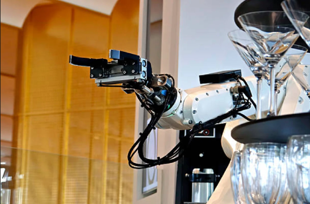 La cocina robótica con IA prepara, sirve y limpia platos sin intervención humana.
