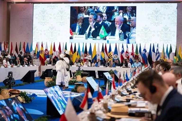Argentina en la cumbre CELAC-UE estuvo representada por una delegación de bajo perfil que evitó firmar varios puntos del acuerdo final. Argentina en la cumbre CELAC-UE estuvo representada por una delegación de bajo perfil que evitó firmar varios puntos del acuerdo final.