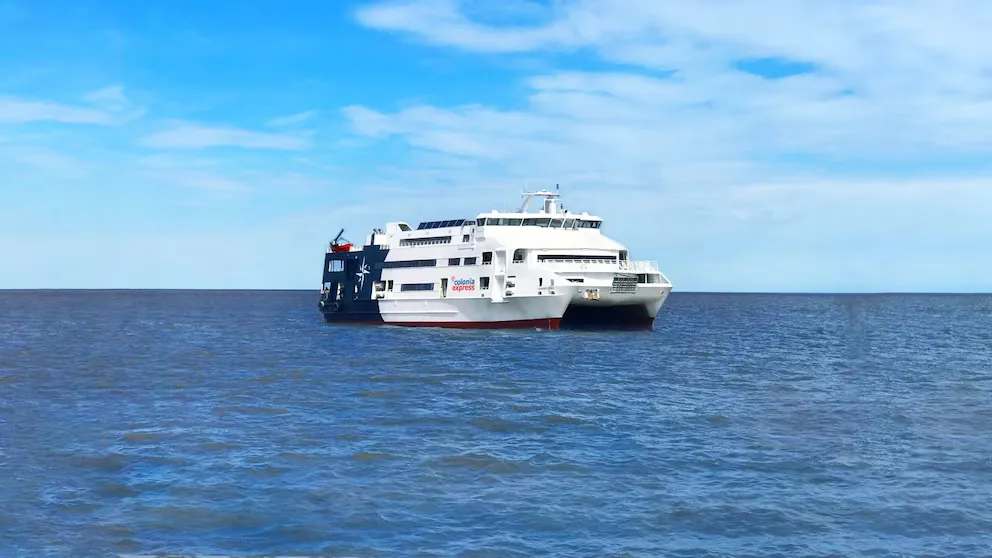 Cientos de argentinos ya planifican sus vacaciones en Uruguay con descuentos 5 ferry de Colonia Express navegando por el Río de la Plata rumbo a Uruguay